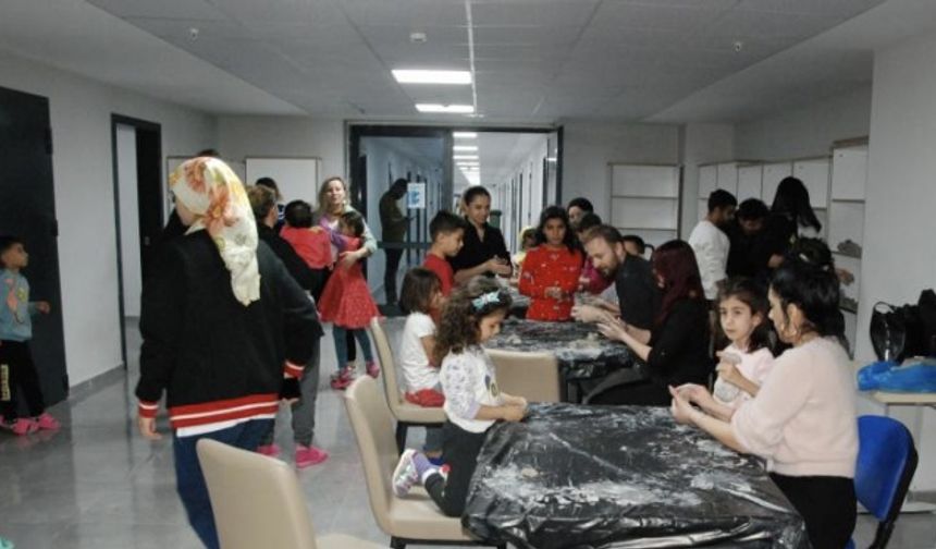 Çocuklar, resim, drama ve heykel yapımı gibi dersler sayesinde normal hayatlarına dönmeye çalışıyor.