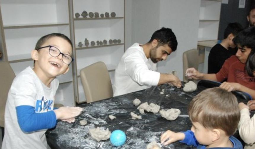 BARTIN Üniversitesi Çocuk Eğitimi Uygulama ve Araştırma Merkezi&#039;nce depremzedelerin yerleştirildiği yurtta, haftanın 3 günü çocuklara 12 farklı branşta eğitimler veriliyor.