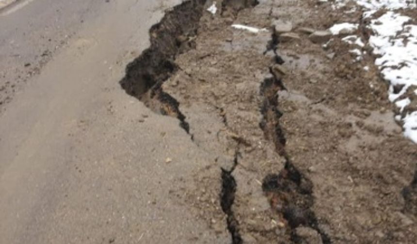 BARTIN’ın Kurucaşile ilçesine bağlı Başköy köyünde yaşayan heyelan nedeniyle 2 mahalle yolu ulaşıma kapandı.
