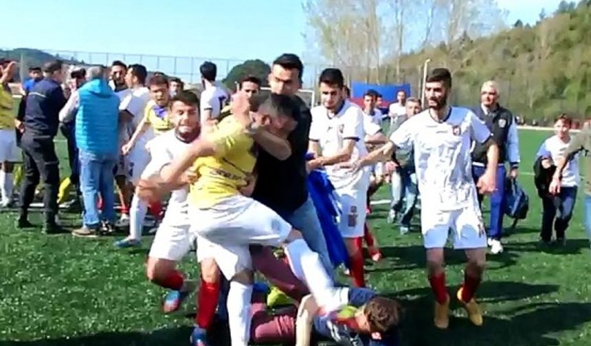 BARTIN’IN AMASRA İLÇESİNDE BUGÜN OYNANAN AMASRASPOR İLE ULUSSPOR MAÇINDA OLAYLAR ÇIKTI. AMASRASPOR’UN RAKİBİNİ 3-1 MAĞLUP ETTİĞİ MAÇIN BİTİŞ DÜDÜĞÜYLE BİRLİKTE SAHA SAVAŞ ALANINA DÖNDÜ. (HALİL TEKİN/BARTIN-İHA)