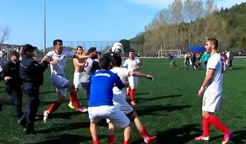 BARTIN’IN AMASRA İLÇESİNDE BUGÜN OYNANAN AMASRASPOR İLE ULUSSPOR MAÇINDA OLAYLAR ÇIKTI. AMASRASPOR’UN RAKİBİNİ 3-1 MAĞLUP ETTİĞİ MAÇIN BİTİŞ DÜDÜĞÜYLE BİRLİKTE SAHA SAVAŞ ALANINA DÖNDÜ. (HALİL TEKİN/BARTIN-İHA)