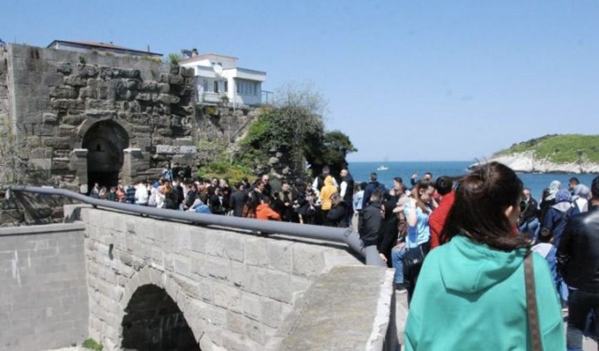 BARTIN’ın Amasra ilçesinde, bayram tatilinde yoğunluk yaşandı. Amasra Belediye Başkanı Recai Çakır, 6 bin 600 olan ilçe nüfusunun günübirlik turistlerle 30 bini geçtiğini söyledi.