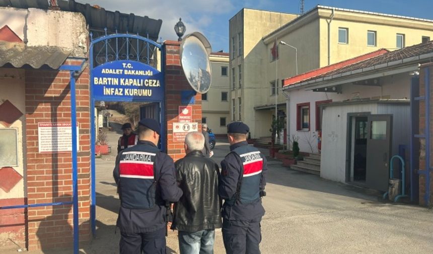 Yapılan çalışmalar neticesinde Kurucaşile ilçesi Paşalılar köyünde ‘çocuğun cinsel istismarı’ suçundan aranan, hakkında kesinleşmiş 10 yıl hapis cezası bulunan S.A (58) yakalandı.
Gözaltına alınan şahıs Kurucaşile İlçe Jandarma Karakol Komutanlığı’na teslim edildi.
Jandarmadaki işlemleri sonrası adliyeye çıkarılan S.A. tutuklanarak cezaevine gönderildi.