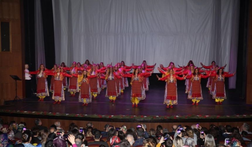 Bartın&#039;da geleneksel hale getirilen Halk Dansları Şöleninin bu yıl 5.si düzenlendi.
