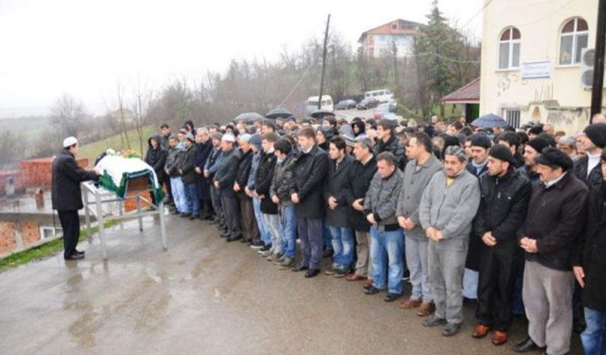 Bir cinayet sonucu vefat eden Bartın Üniversitesi Meslek Yüksek Okulu Muhasebe Bölümü 2. sınıf öğrensi Tuncay BALCI'nın cenaze namazı bugün Kozcağız'ın Şirinköy köyünde öğle namazına mütakip kılınıp toprağa verildi