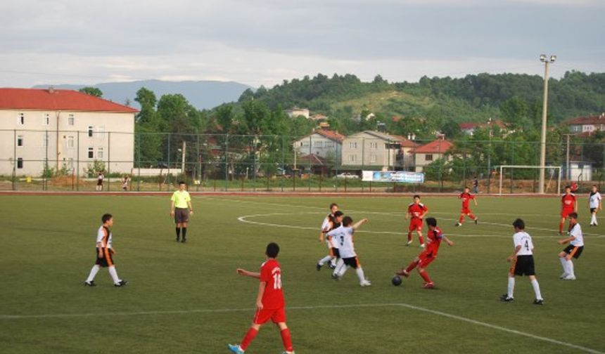 2013-2104 Sezonu U 13 Liginde 3.hafta karşılaşmaları oynanan maçlarla tamamlandı. U 13 liginin 3.haftasında karşılaştığı Kızılelmakültürspor’u her iki yarıda bulduğu gollerle 12-0 mağlup eden Bartınspor liderliğini de sürdürdü. Foto: Muhammet Bayraktar