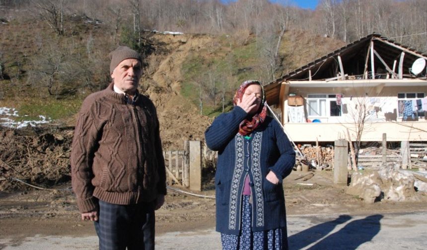 BARTIN’ın Akbaş köyünde heyelan nedeniyle 1 ev tahliye edilirken, risk altında olan 3 ev ile ilgili olarak ise inceleme yapıldı.