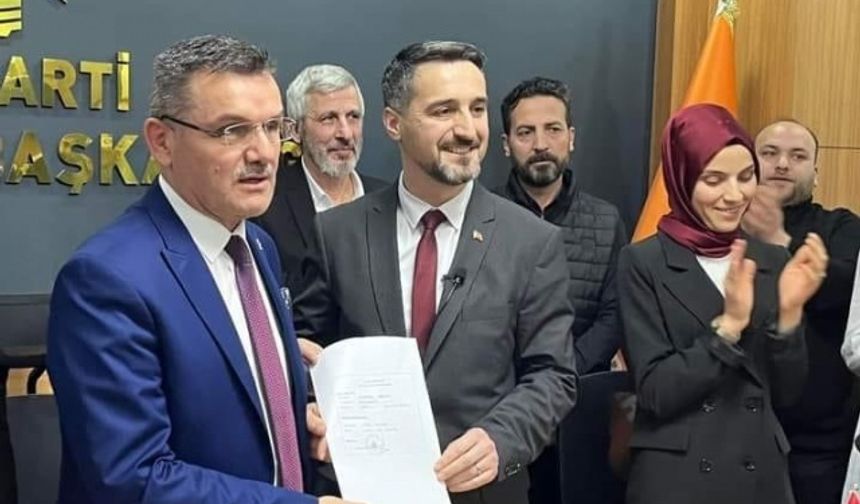 Ak Parti İl Başkanlığında yoğun bir katılımla gerçekleşen aday adaylığı evraklarını yeni il başkanı Yaşar Aslan&#039;a  teslim eden Bozkurt, başvuruya ailesi ile geldi.