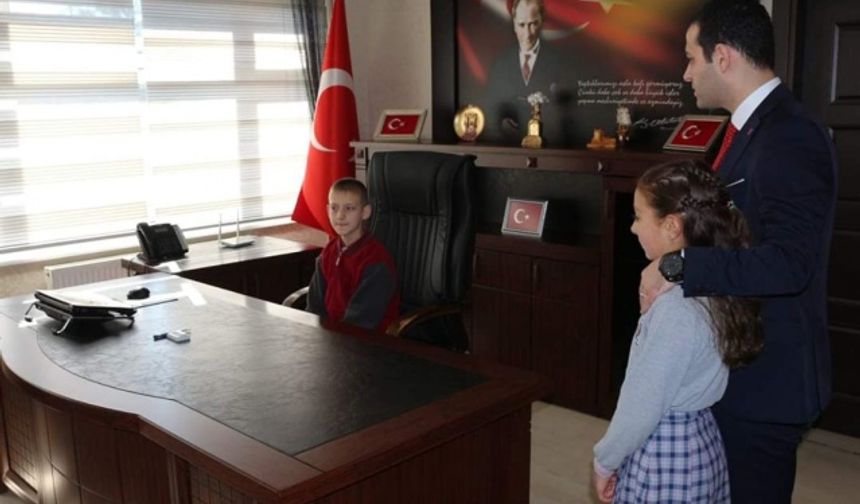 Bartın&#039;ın Ulus İlçesi Kaymakamı Şükrü Alperen Göktaş, 23 Nisa Ulusal Egemenlik ve Çocuk Bayramı kutlama etkinlikleri kapsamında koltuğunu Merve Çelik ve Hamza Şahin&#039;e bıraktı