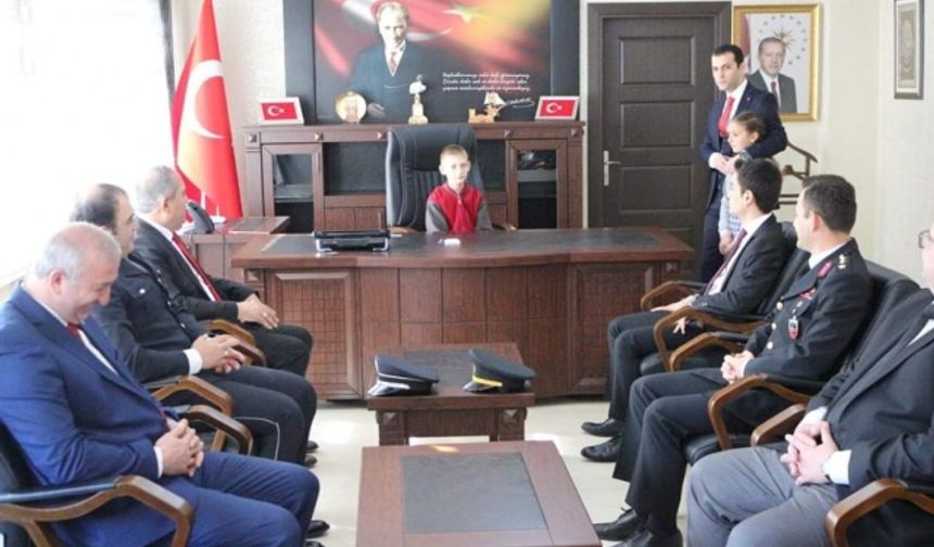 Bartın&#039;ın Ulus İlçesi Kaymakamı Şükrü Alperen Göktaş, 23 Nisa Ulusal Egemenlik ve Çocuk Bayramı kutlama etkinlikleri kapsamında koltuğunu Merve Çelik ve Hamza Şahin&#039;e bıraktı