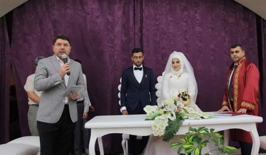 AK Parti Bartın eski il yönetim kurulu üyesi gömlekçi Ahmet&#039;in kızı Büşra, Fatih Gülmen ile dünya evine girdi.