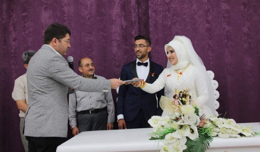 AK Parti Bartın eski il yönetim kurulu üyesi gömlekçi Ahmet&#039;in kızı Büşra, Fatih Gülmen ile dünya evine girdi. Çiftin nikah şahitliğini AK Parti Bartın Milletvekili Yılmaz Tunç yaptı.