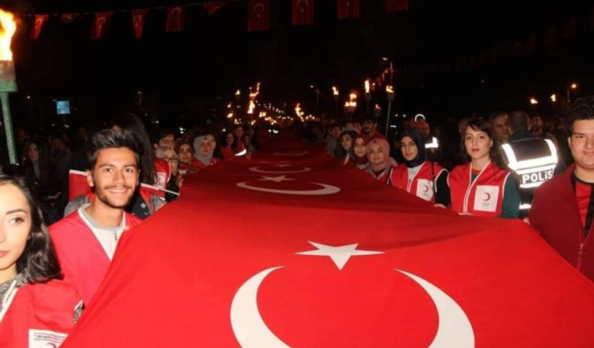 Bartın Valiliği tarafından 29 Ekim Cumhuriyet Bayramı etkinlikleri kapsamında Fener Alayı yürüyüşü düzenlendi