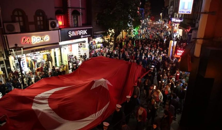 Bartın Valiliği tarafından 29 Ekim Cumhuriyet Bayramı etkinlikleri kapsamında Fener Alayı yürüyüşü düzenlendi