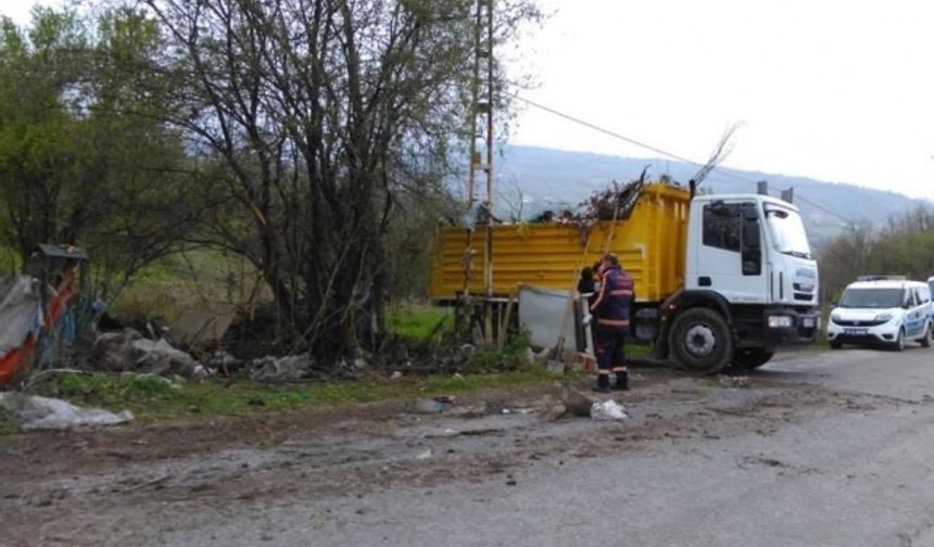 Ev içi ile etrafındaki çöp ve atıklar Belediye ekiplerince kaldırıldı.
