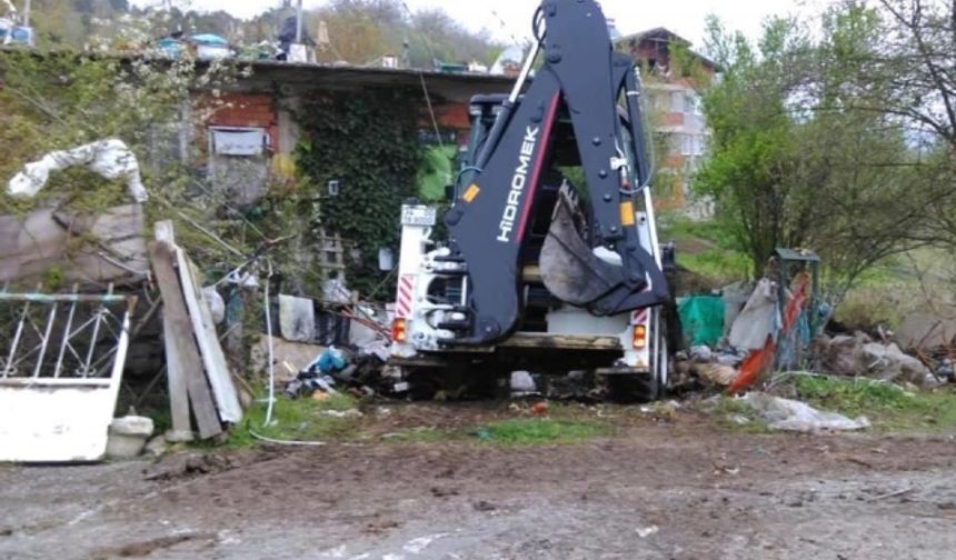 Bartın&#039;da Şiremirçavuş Mahallesinde çevre ve mahalle sakinlerinin sağlığı için tehdit oluşturan çöp eve müdehale edildi.