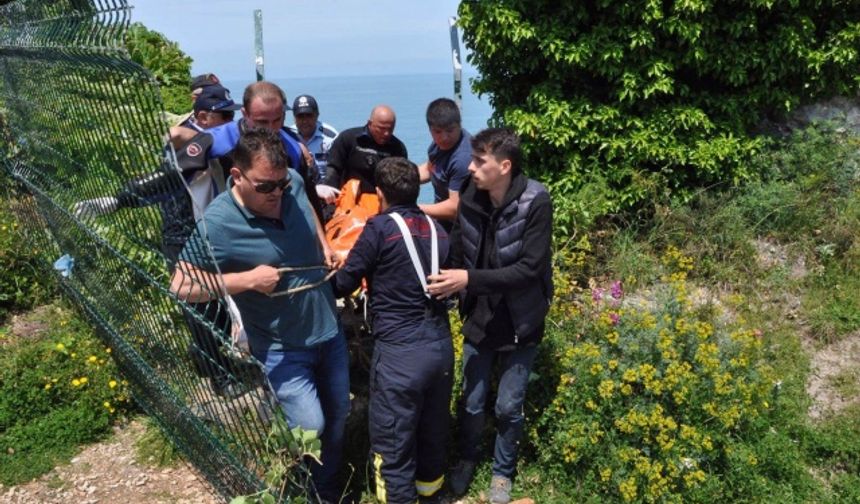 BARTIN’ın Amasra İlçesi’nde kayalıklarda gezdiği sırada dengesini kaybeden 24 yaşındaki Emine Çakmak 100 metreden aşağıya düştü. Ayhan ACAR DHA