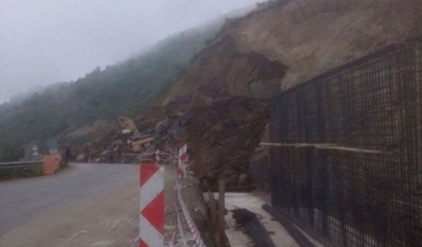 BARTIN&#039;ın Kurucaşile ilçesinde heyelan nedeniyle yol trafiğe kapandı. Heyelanda 1 iş makinası toprak altında kaldı. Ayhan ACAR DHA