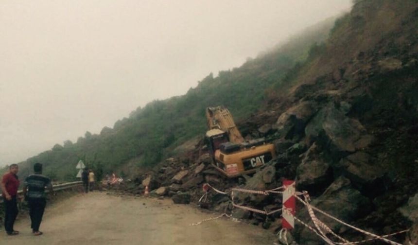 BARTIN&#039;ın Kurucaşile ilçesinde heyelan nedeniyle yol trafiğe kapandı. Heyelanda 1 iş makinası toprak altında kaldı. Ayhan ACAR DHA