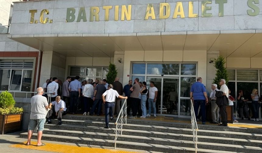 Amasra Cumhuriyet Savcılığı, CHP'li Amasra Belediye Başkanı Recai Çakır ve Belediye Avukatı Berkay Dal hakkında soruşturma başlattı. Sonrasında Çakır ve Dal hakkında ‘zimmet’ suçundan 12 yıla kadar hapis istemiyle iddianame hazırlandı. İddianame, Bartın Ağır Ceza Mahkemesi tarafından kabul edildi.