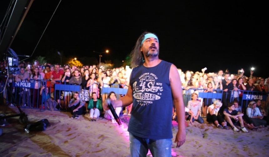 Bartın&#039;da 4.İnkumu Kum Zambağı Festivalinde konser veren sanatçı Çelik, hayranlarını coşturdu