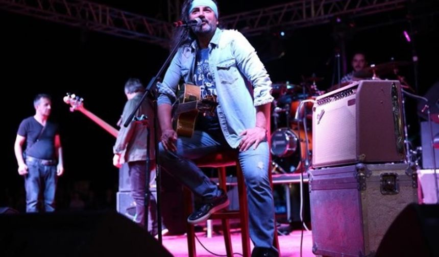 Bartın&#039;da 4.İnkumu Kum Zambağı Festivalinde konser veren sanatçı Çelik, hayranlarını coşturdu