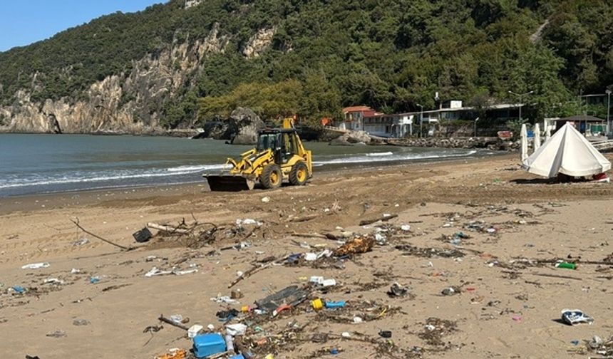Bartın Irmağı’ndan gelen çöpler ve atıkların bulunduğu 3 kilometrelik İnkumu Plajı’nda Bartın Belediyesi ekipleri tarafından çalışma başlatıldı.