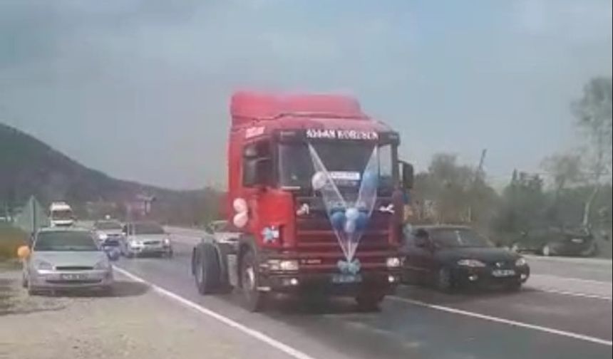 Bartınlı TIR sürücüsü  Gökhan Demiral&#039;ın oğlunun sünnet düğününe TIR&#039;cı arkadaşları araçlarıyla konvoya katıldılar.