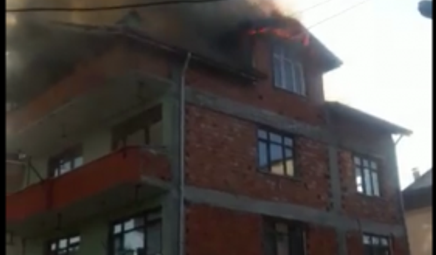 BARTIN’ın Çaydüzü mahallesinde 3 katlı evin çatı katında çıkan yangın itfaiye ekiplerinin müdahalesiyle kontrol altına alındı.