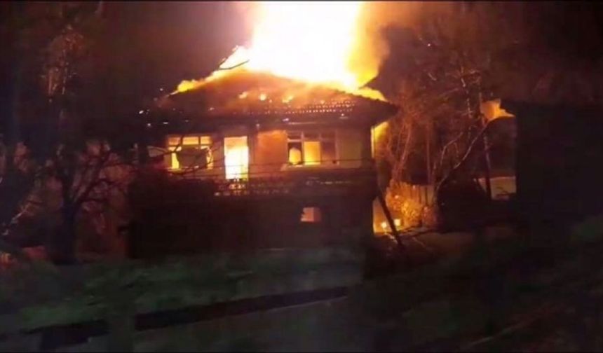BARTIN’da köyde çıkan yangında 2 katlı ev küle döndü. Ayhan ACAR DHA