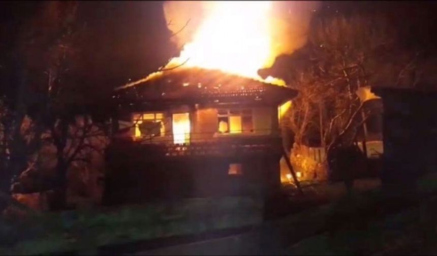BARTIN’da köyde çıkan yangında 2 katlı ev küle döndü. Ayhan ACAR DHA
