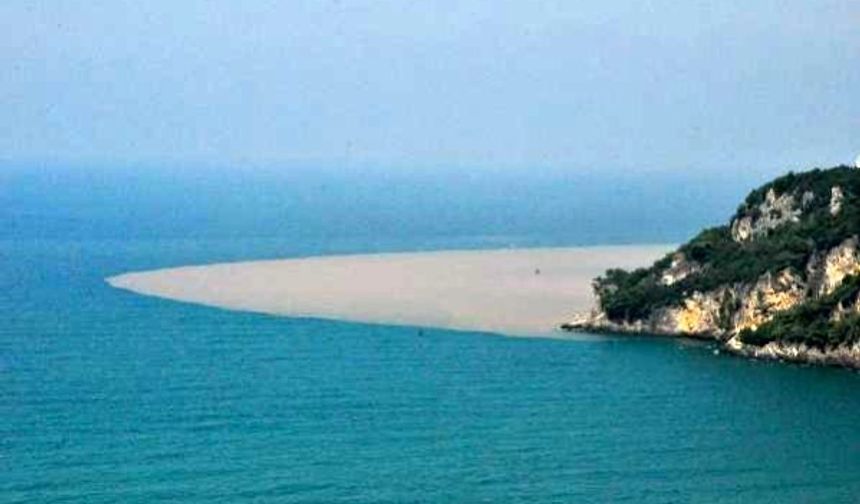 BARTIN&#039;da yağmur yağışlarının ardından Bartın Irmağı&#039;ndan akan çamurlu su denizin rengini değiştirdi.