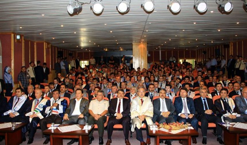Bartın Üniversitesinde 2013-2014 akademik yılı açılış töreni yapıldı. 
