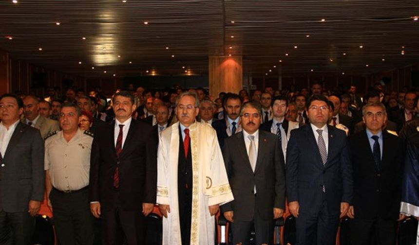 Bartın Üniversitesi Konferans Salonu’nda düzenlenen törene Bartın Valisi Ali Çınar, Ak Parti Bartın Milletvekili Yılmaz Tunç, Bartın Üniversitesi Rektörü Prof. Dr. Ramazan Kaplan, Bartın Belediye Başkanı Cemal Akın, İl Jandarma Alay Komutanı Jandarma Albay Alaaddin Karsavuran, TSO Başkanı Cihat Çakır, Ak Parti Bartın İl Başkanı Yaşar Arslan, il müdürleri, öğretim üyeleri ve öğrencileri katıldı.