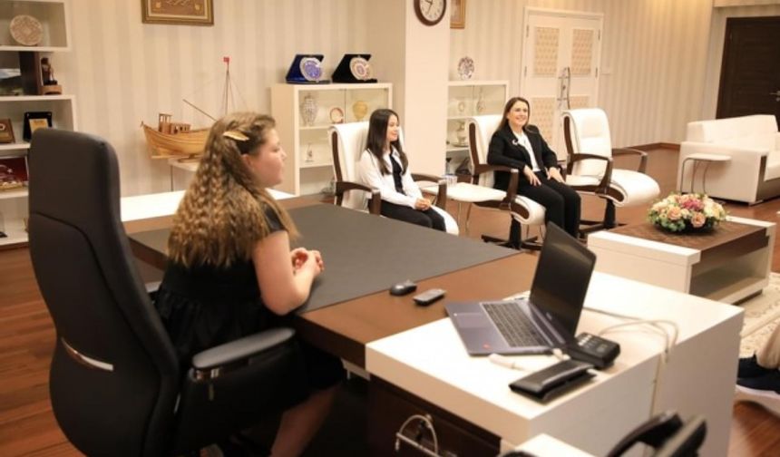 Bartın Valisi Dr. Nurtaç Arslan, 23 Nisan Ulusal Egemenlik ve Çocuk Bayramı’nın 104. Yıl dönümü dolayısıyla Gazi Ortaokulu okul müdürü, öğretmen ve öğrencilerinden oluşan bir heyeti makamında kabul etti.