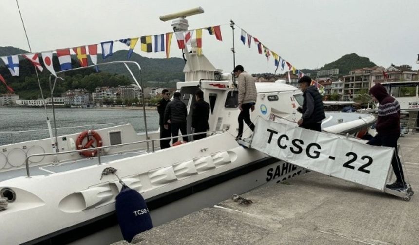 BARTIN&#039;da, Batı Karadeniz Sahil Güvenlik Grup Komutanlığı’na bağlı bot ve DEGAK-3 arama kurtarma ekipmanları, 23 Nisan Ulusal Egemenlik ve Çocuk Bayramı nedeniyle vatandaşların ziyaretine açıldı.
