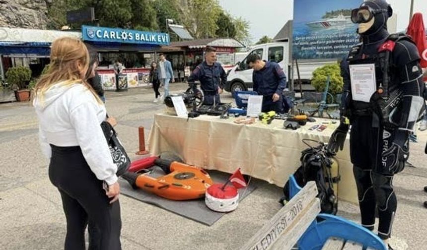 Batı Karadeniz Sahil Güvenlik Grup Komutanlığı’na bağlı TCSG-22 botu ve Arama Kurtarma (DEGAK-3) timi 23 Nisan Ulusal Egemenlik ve Çocuk Bayramı nedeniyle Amasra Büyük Liman&#039;da vatandaşların ziyaretine açıldı.