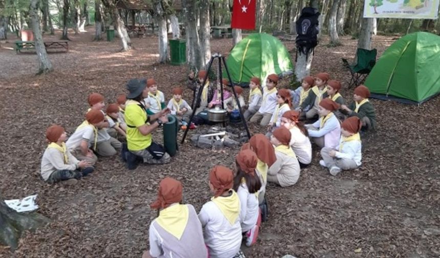 Bartın İstiklal ilkokulu 2&#039;nci sınıf öğrencileri doğayla bütünleşmek amacıyla izcilik kampında bir araya geldi.