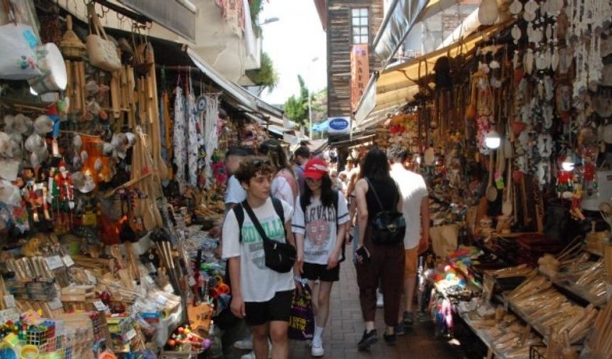 BARTIN’ın tarihi ve turistik ilçesi Amasra’da 9 günlük Kurban Bayramı tatili yoğunluğu başladı. İlçeye gelen turistler tarihi kaleyi ve Çekiciler Çarşısı&#039;nı gezdi.