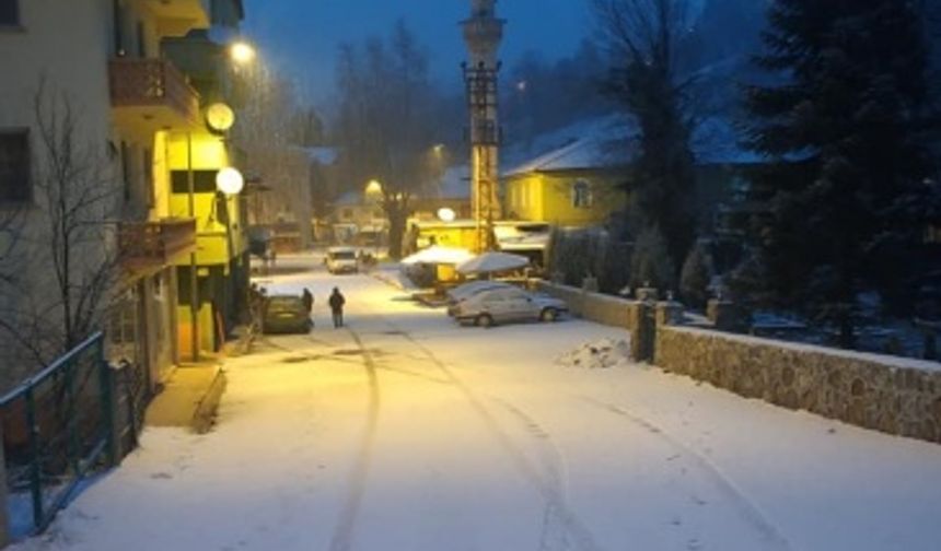 Bartın Merkez&#039;de kısa süren kar yağışı, yüksek kesimlerde etkili oldu, Hasankadı