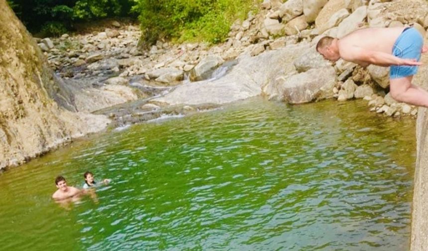 Bartın’ın Hasankadı beldesinde serinlemek için doğal havuz oluşturuldu.