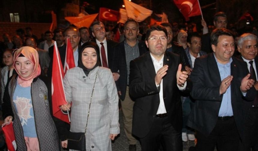 BARTIN&#039;da anayasa değişikliği referandumu sonucunun açıklanmasının ardından Ak Partili yaklaşık 500 kişilik grup, davul zurna eşliğinde yürüyürek kutlama yaptı.