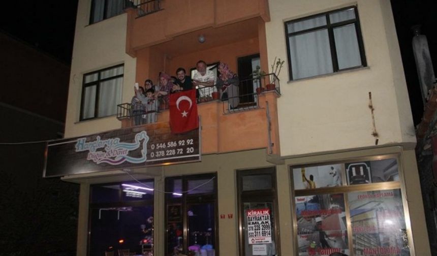 BARTIN&#039;da anayasa değişikliği referandumu sonucunun açıklanmasının ardından Ak Partili yaklaşık 500 kişilik grup, davul zurna eşliğinde yürüyürek kutlama yaptı.