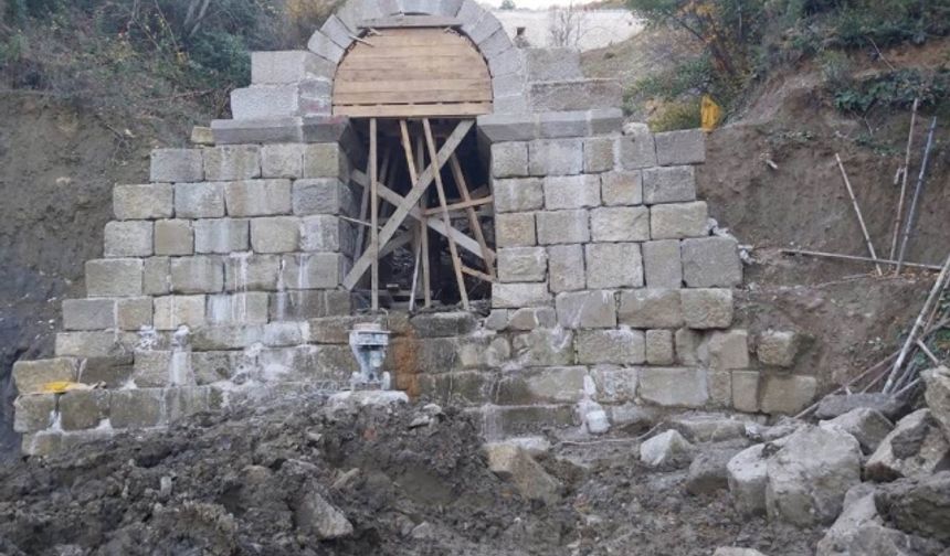 Vali Sinan Güner’in talimatıyla Amasra İlçe Kaymakamı Gökhan Gürbüzerol’un takibinde İlçe sınırları içerisinde bulunan ve Roma dönemine ait tarihi Kemerdere Köprüsünde 2019 yılı Haziran ayı itibariyle başlayan restorasyon çalışmaları devam ediyor.