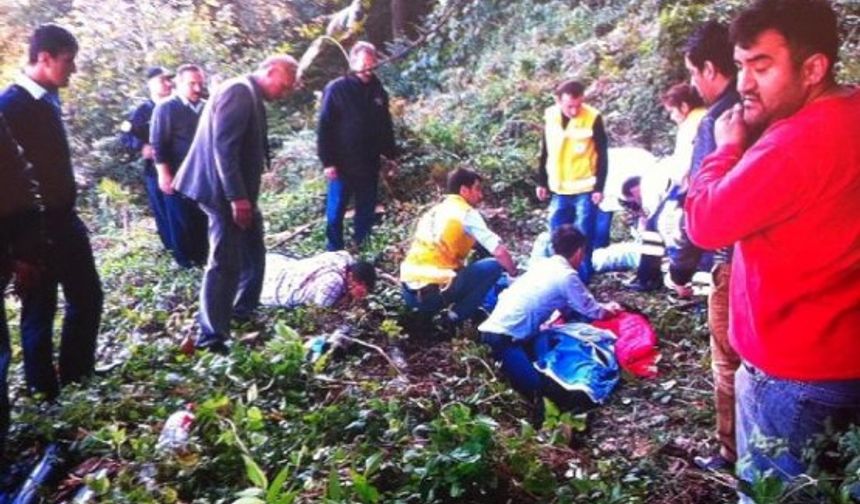 BARTIN'DA OTOMOBILIN UCURUMA YUVARLANMASI SONUCU 5 KISI YARALANDI. FOTO-AYHAN ACAR-BARTIN-DHA