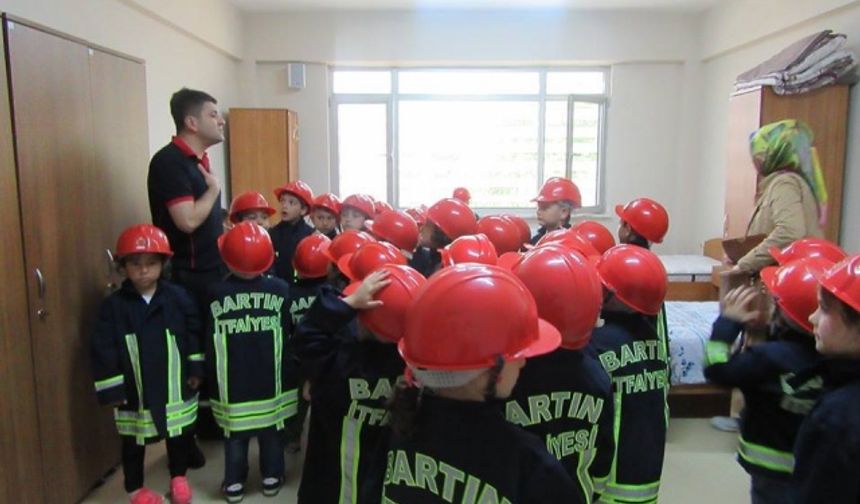 Bartın Abdipaşa İlköğretim Okulunda öğrenim gören 25 öğrenciye Bartın İtfaiyesinde eğitim verildi.