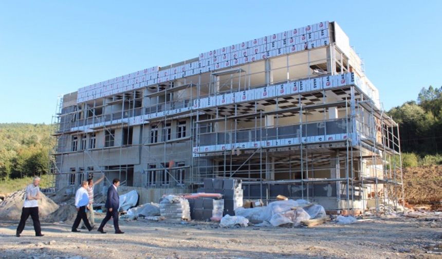 Bartın Milletvekili Yılmaz Tunç, yapımı hızla devam eden Abdipaşa İmam Hatip Ortaokulu inşaatını ziyaret etti.