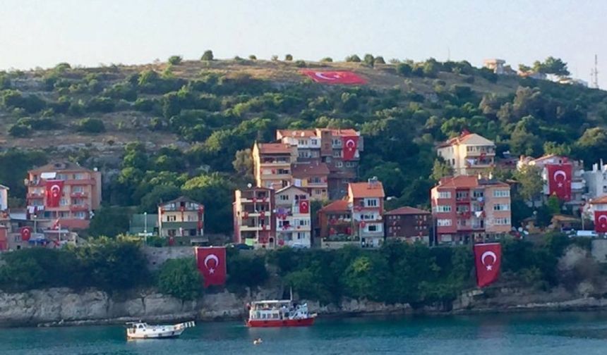 BARTIN&#039;ın tarihi ve turistik ilçesi Amasra&#039;da biraraya gelen gönüllü vatandaşlar, geçtiğimiz yıl 30 Ağustos Zafer Bayramı nedeniyle Boztepe Mahallesi&#039;ne asılan Türk Bayrağı yırtıldı. Ayhan ACAR DHA