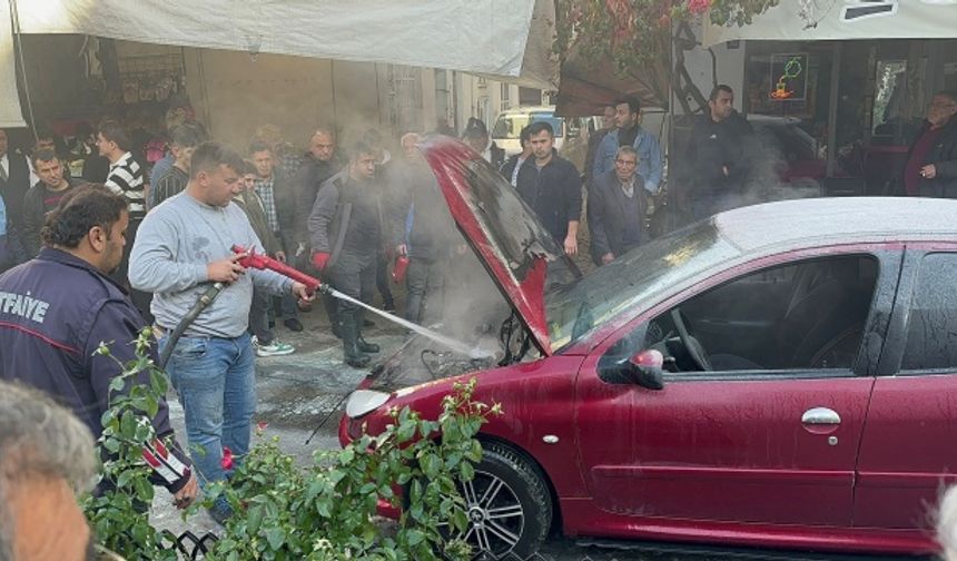 Bartın’ın Kozcağız Bekdesi Cumhuriyet caddesinde henüz sebebi belli olmayan hareket halinde otomobil tutuştu 
Kozcağız belediyesi itfaiye ekipleri ivedilikle gelerek tehlike büyümeden araç söndürüldü