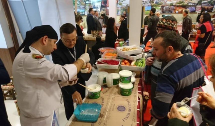 İstanbul’da bu yıl 21.’si düzenlenen Uluslar arası EMİTT Turizm fuarına Amasra’nın meşhur Balla Mandı Yoğurdu ve Amasra Salatası dağıtılmaya başlandı. Ayhan ACAR DHA